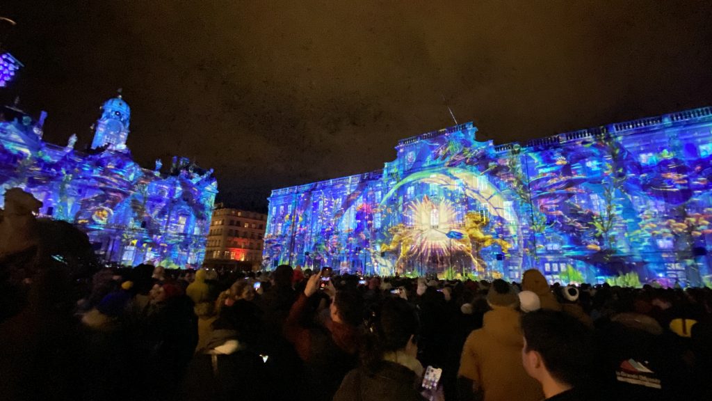 Le Retour Du Petit Géant Lyon Place Des Terreaux