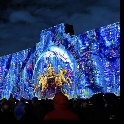 Le Retour Du Petit Géant Lyon Place Des Terreaux Spectaculaires Allumeurs D'images (2)